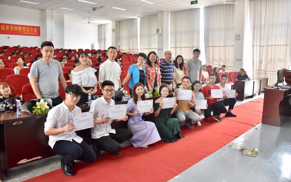 现代服务管理学院举行首届营销沙龙实践教学探索暨颁证会